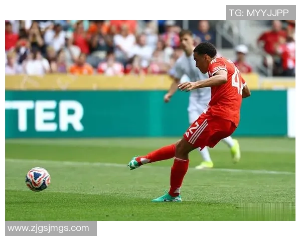 里昂大胜拜仁3-0上演帽子戏法点燃全场激情