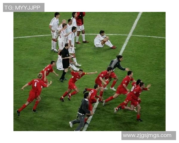 中超激战：AC米兰逆转利物浦全场沸腾精彩瞬间回顾与分析