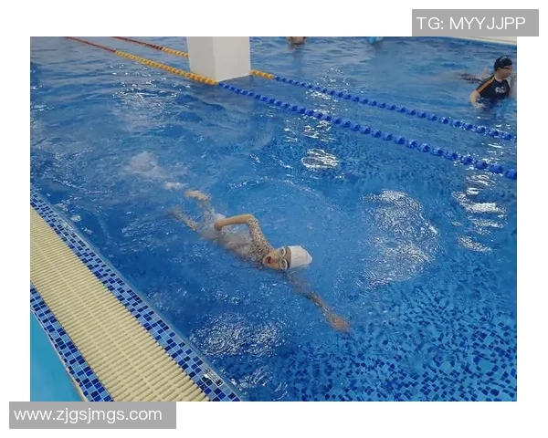 姚明明在泳池中畅游展现出非凡的游泳技巧与坚持不懈的精神