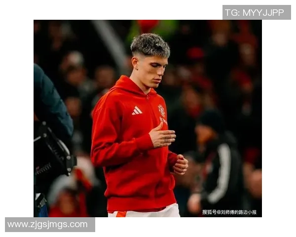 国王杯激战那不勒斯与曼联握手言和争议判罚引发全场热议